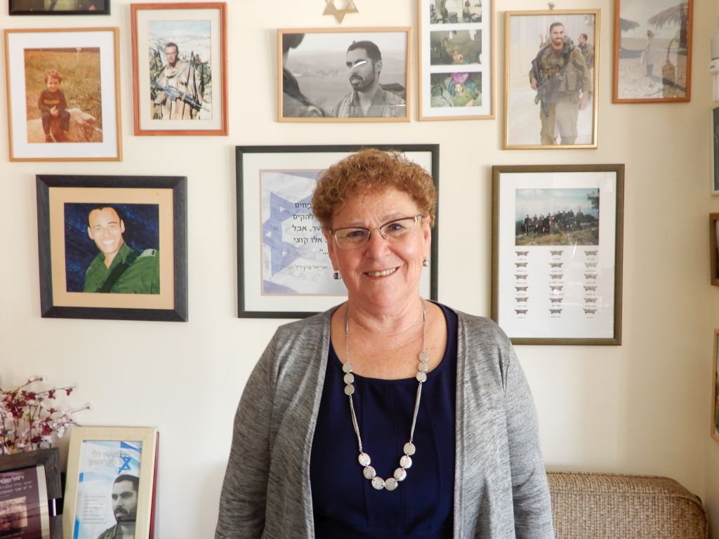 Miriam Peretz en el comedor de su casa. De fondo, sobre la pared, fotos familiares y de sus hijos caídos.