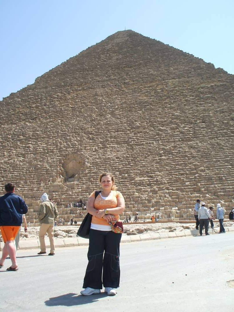 Shani Cooper junto a una pirámide en Egipto