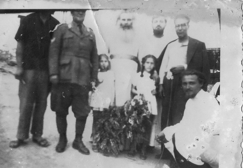 Ivetta, la madre de Dinah, de niña, junto a un militar italiano
