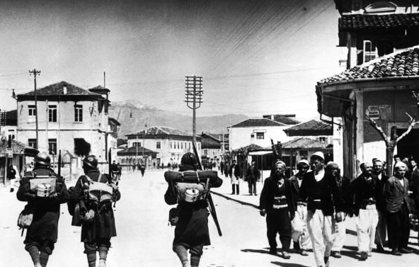 Soldados italianos en Tirana, 1941
