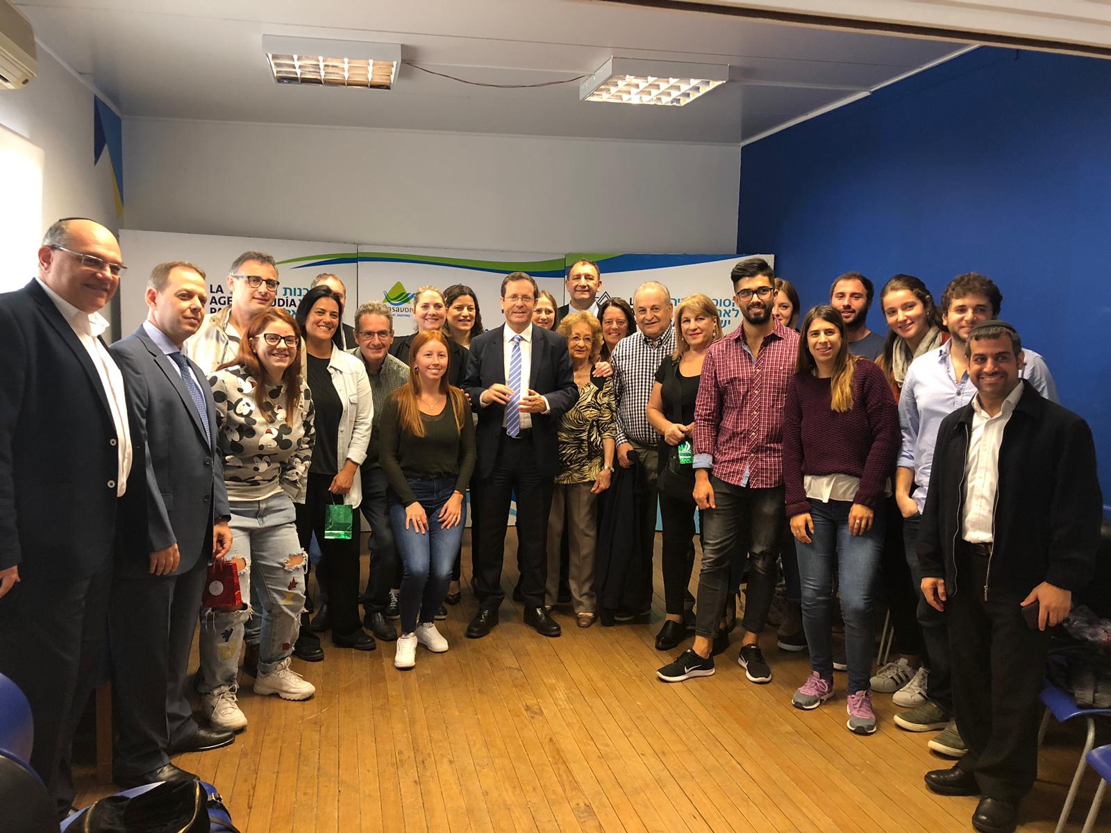 Itzjak Herzog con dirigentes comunitarios y educativos en la colectividad judía uruguaya.