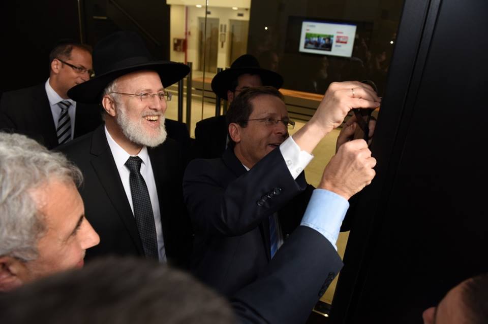 Itzjak Herzog colocando la mezuza en la AMIA con el Rabino Gabriel Davidovich