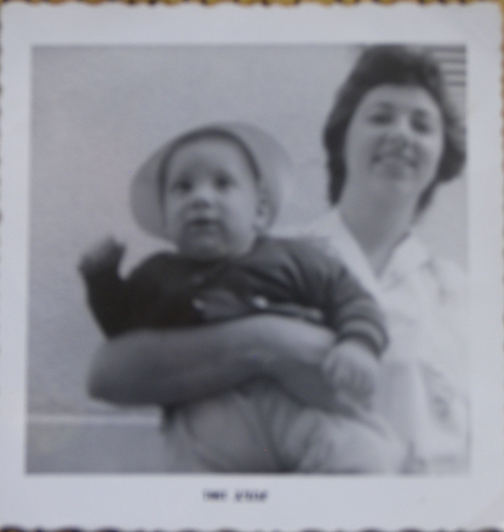 Zejaria Baumel, de bebé, en brazos de su madre (Foto: Gentileza de Yona Baumel, del álbum familiar) Zejaria Baumel, de bebé, en brazos de su madre (Foto: Gentileza de Yona Baumel, del álbum familiar)