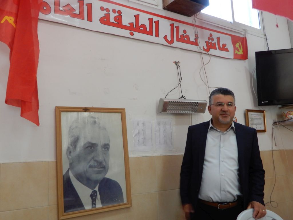 Diputado árabe israelí Yusef Jabareen en la central del partido comunista en Umm el Fahem