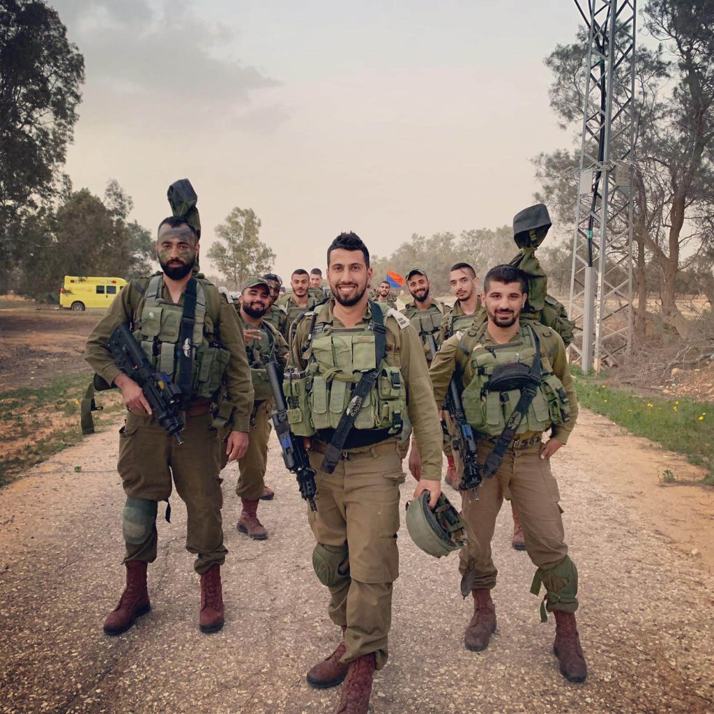 Al frente, Teniente Jabar Eyada, árabe musulmán beduino en el ejército israelí, con varios de sus soldados