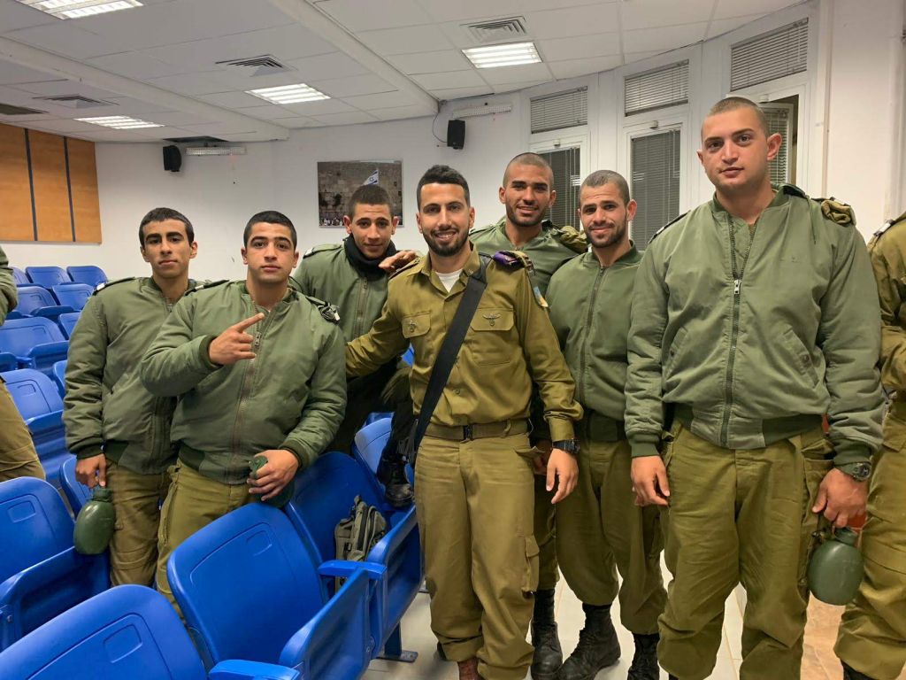 Con soldados beduinos en un curso,un encuentro para exhortarles a enrolarse a su batallón
