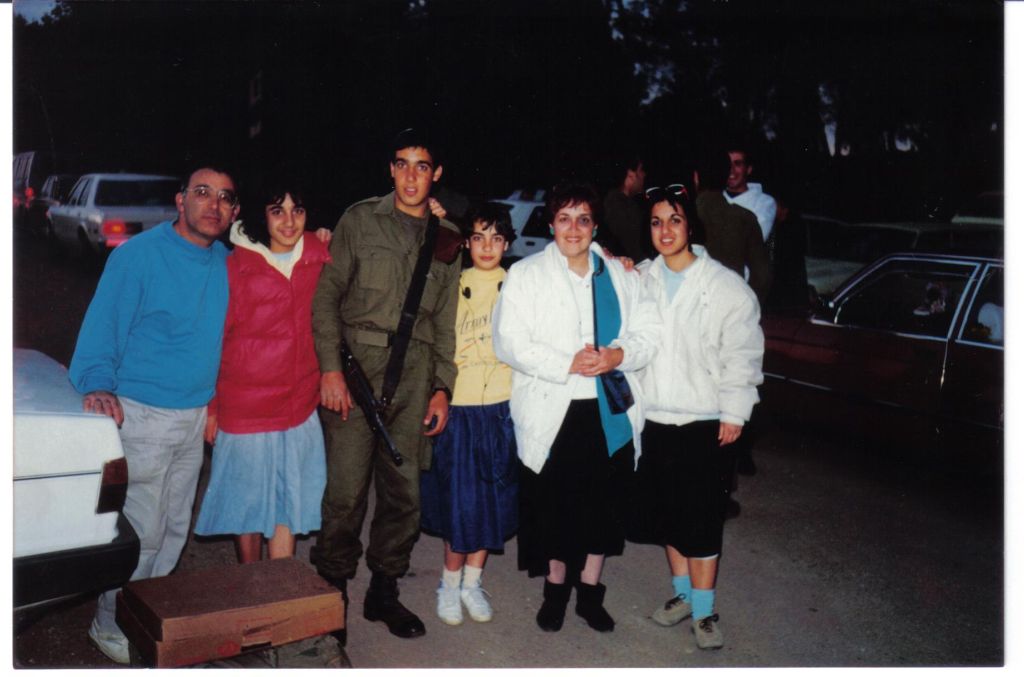 Ruti y Yair Levy con sus cuatro hijos años atrás