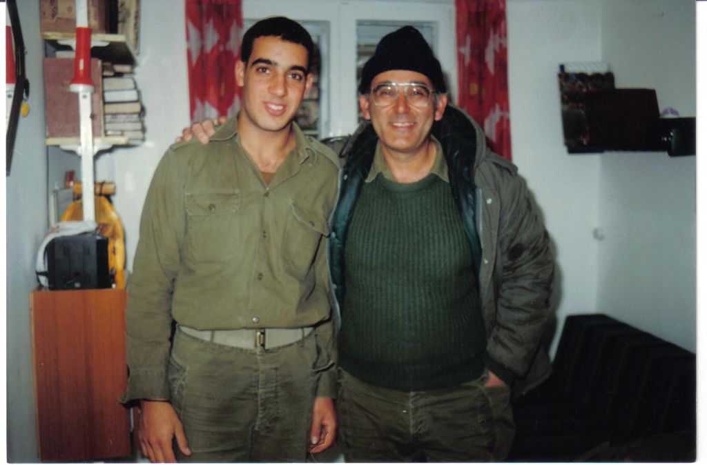 En 1991, Eyal en su servicio regular y Yair en la reserva. Compartiendo experiencias. Padre e hijo de uniforme.