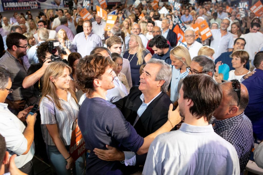 Larrañaga y su hijo Juan, de 17 años, en uno de los actos de campaña.