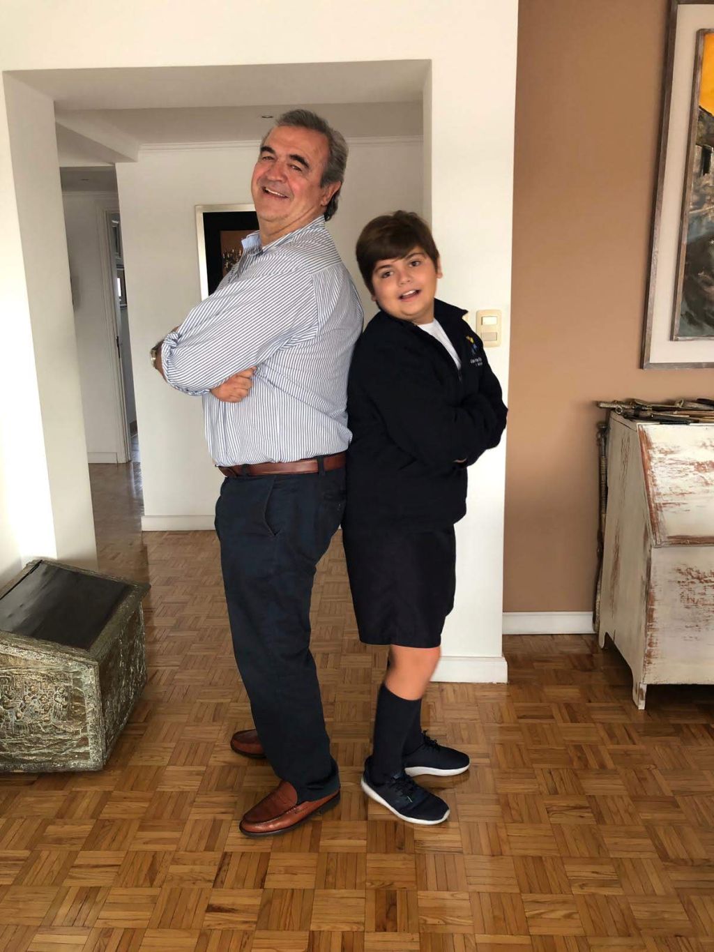 Y en casa, en un momento libre, con su hijo Faustino, de 10 años.