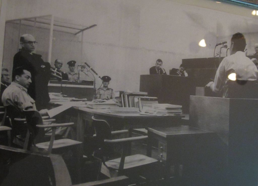 Goldman, en el juicio, junto al Fiscal Gideon Hausner (Foto: GPO) Goldman, en el juicio, junto al Fiscal Gideon Hausner (Foto: GPO)