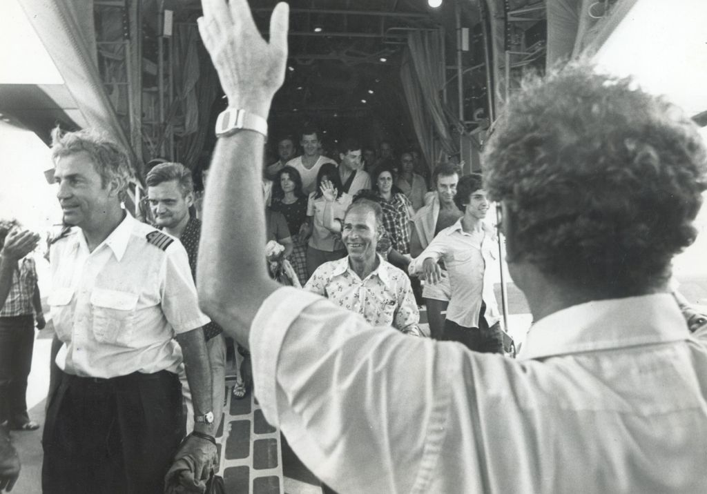 Los rehenes, de regreso en casa. (Foto: GPO)