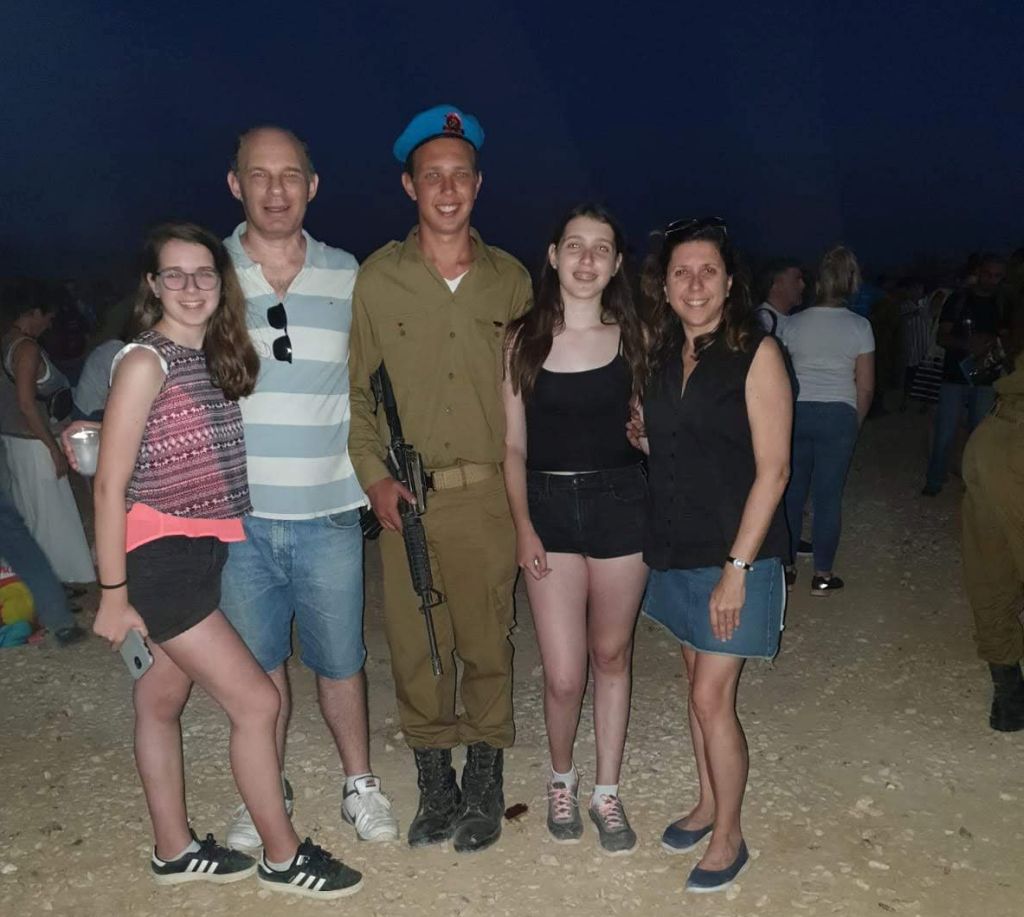 Javier, Karina y sus tres hijos, en Israel.