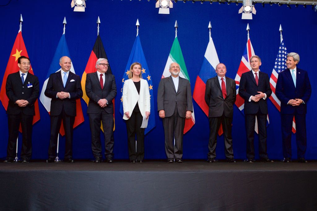 Uno de los encuentros entre el Canciller iraní Javad Zarif (en el medio) y los representantes de EEUU y Europa en las negociaciones del acuerdo nuclear, aquí en Lausanne, Suiza. (Foto: Wikimedia Commons)