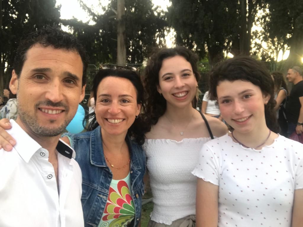 Susy la nieta (tercera desde la izquierda) con sus padres y hermana menor