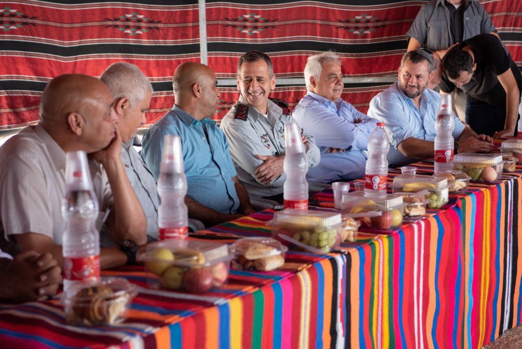 En la reunión con los beduinos En la reunión con los beduinos