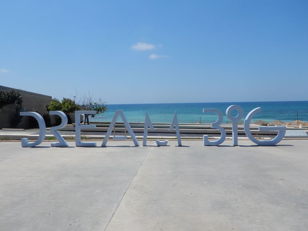 Frente a la playa. El lema de Peres: Soñar a lo grande.