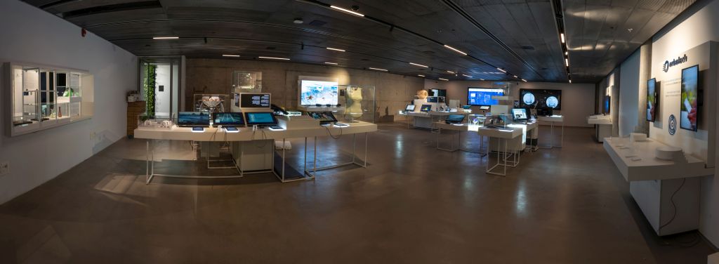 La sala principal que exhibe y explica 45 de las grandes tecnologías innovadoras de Israel. La exposición cambiará una vez por año.