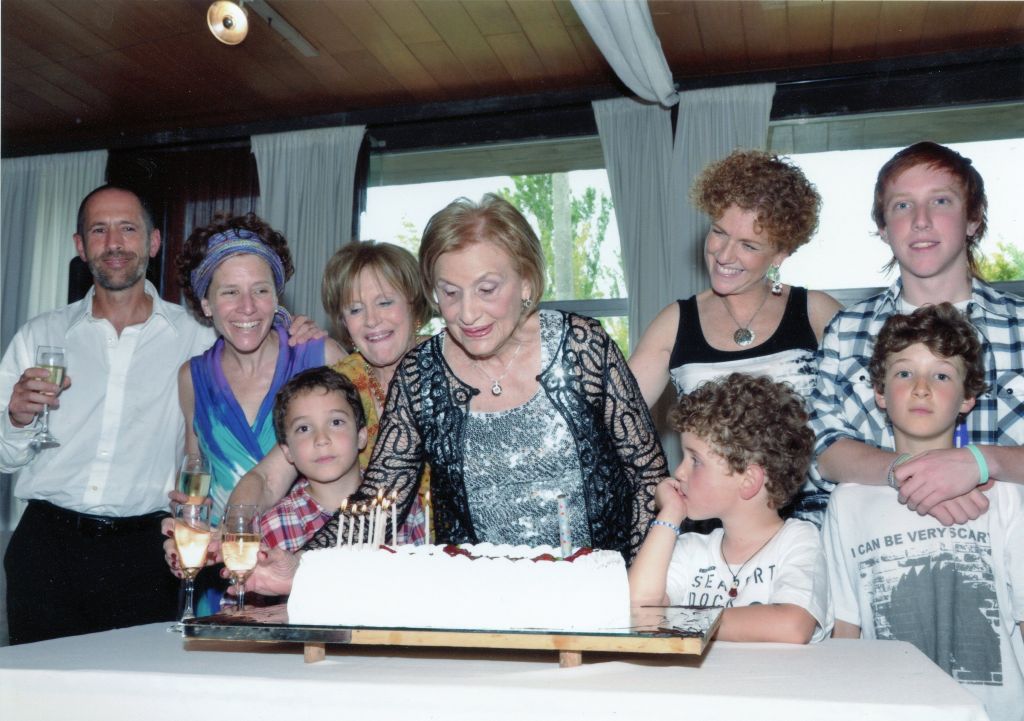 De izquierda a derecha, adelante: el bisnieto Didier, Irene y los bisnietos Paul y Lucca.  Arriba, en la misma dirección: el nieto Alain, la nieta Nadine, la hija Jeannine, la nieta Marlene y el bisnieto Michel.