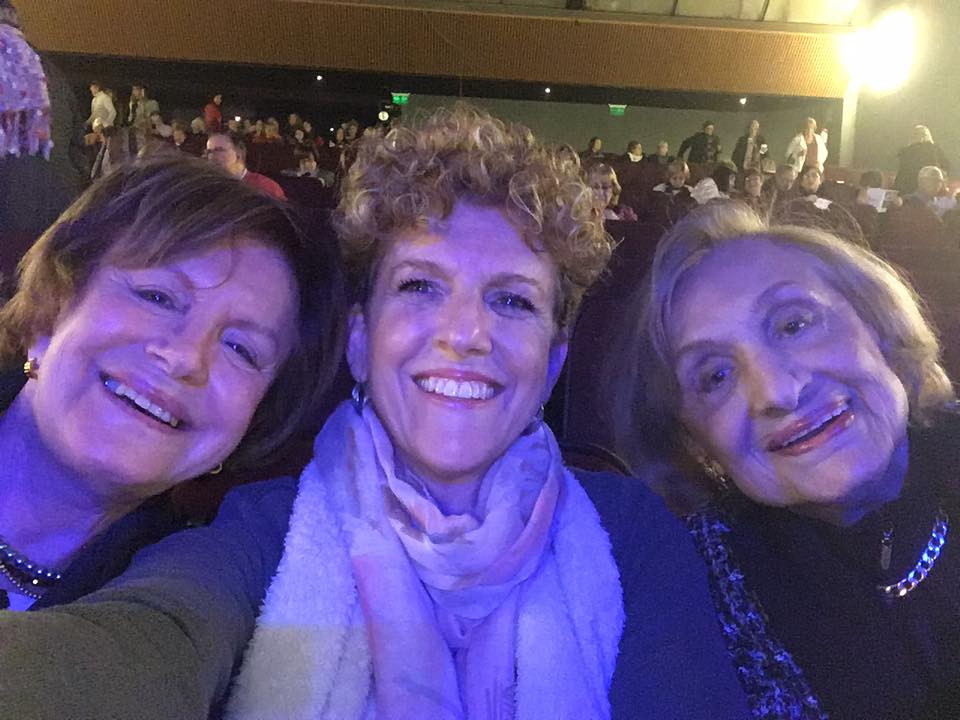 Irene, a la derecha, junto a su nieta Marlene y a su hija Jeannine, la bebé que llevaba en su vientre cuando huyó de los nazis. La mejor respuesta. Aquí, en una salida de tres generaciones, hace unos dos años, al teatro El Galpón