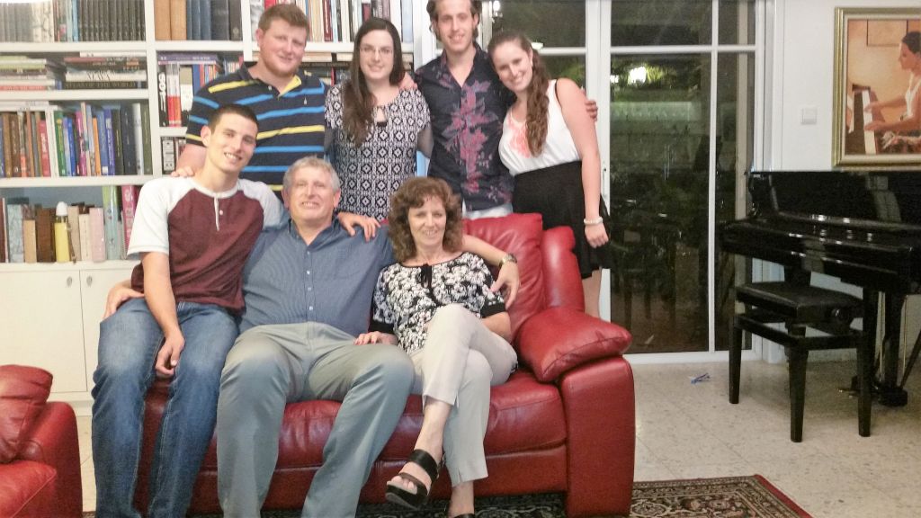 De pie, de izquierda a derecha: Idan y su esposa Danielle, el sobrino Alan (que vive en Uruguay) y Maia, la hija del medio. Sentados: Michel y su esposa Paula, con Noam, el hijo meno De pie, de izquierda a derecha: Idan y su esposa Danielle, el sobrino Alan (que vive en Uruguay) y Maia, la hija del medio. Sentados: Michel y su esposa Paula, con Noam, el hijo meno