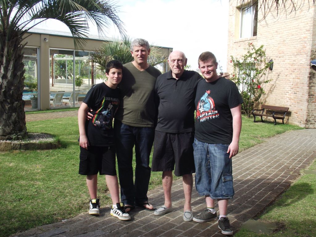 Michel y su papá Raymond (z”l) con dos de sus hijos, años atrás. A la izquierda, Noam y a la derecha Idan, el hijo mayor.