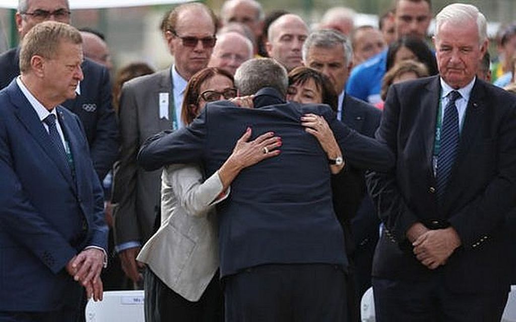 Thomas Bach, Presidente del Comité Olímpico Internacional, abraza a Ilana Romano y Ankie Shpitzer, viudas de dos de los atletas israelíes asesinados en las olimpíadas de Munich, al inaugurar el monumento en su memoria en la Villa OIímpica de Rio de Janeiero en el 2016. (Foto: AP Photo/Edgard Garrido, Pool)