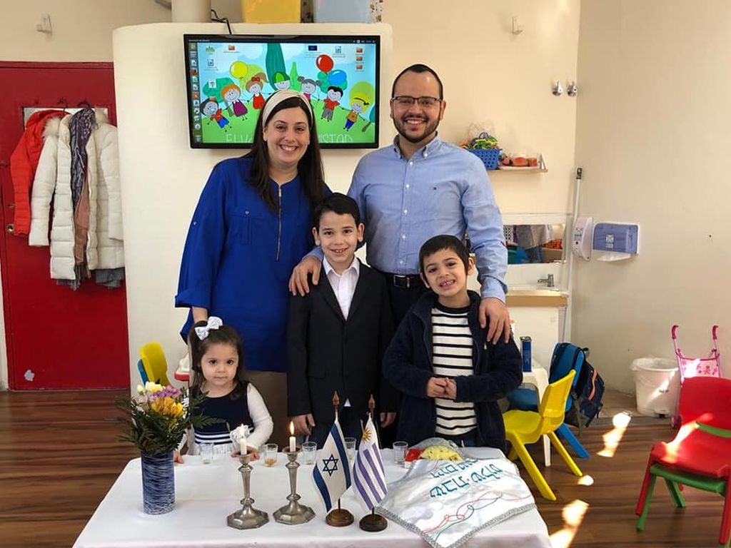 Max y Efrat con tres de sus hijos Max y Efrat con tres de sus hijos