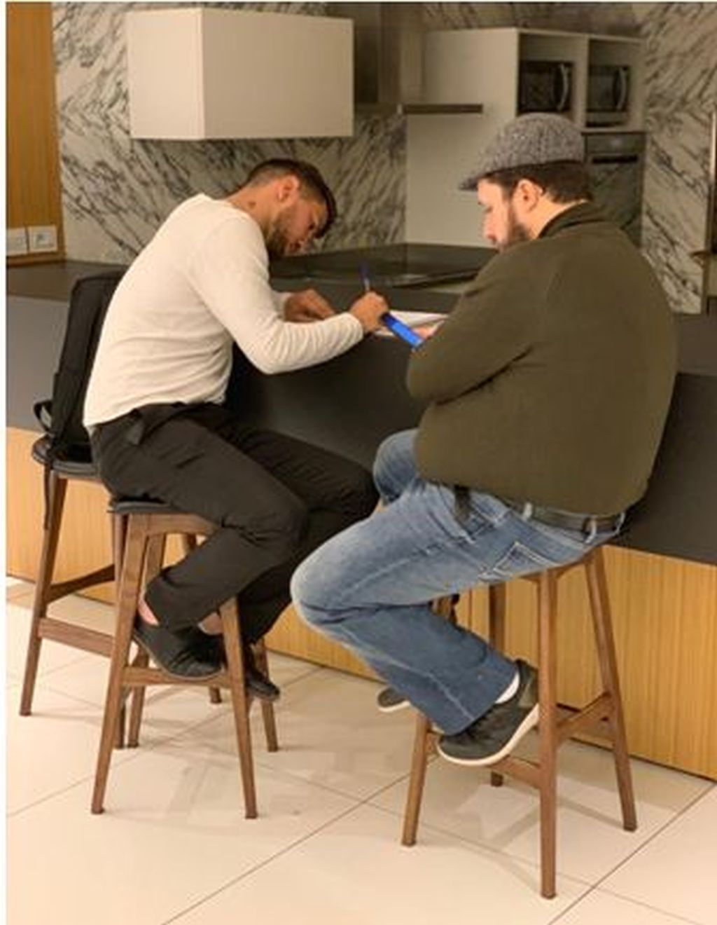 Victor Cajtak, uno de los voluntarios, preparando su Parasha Victor Cajtak, uno de los voluntarios, preparando su Parasha