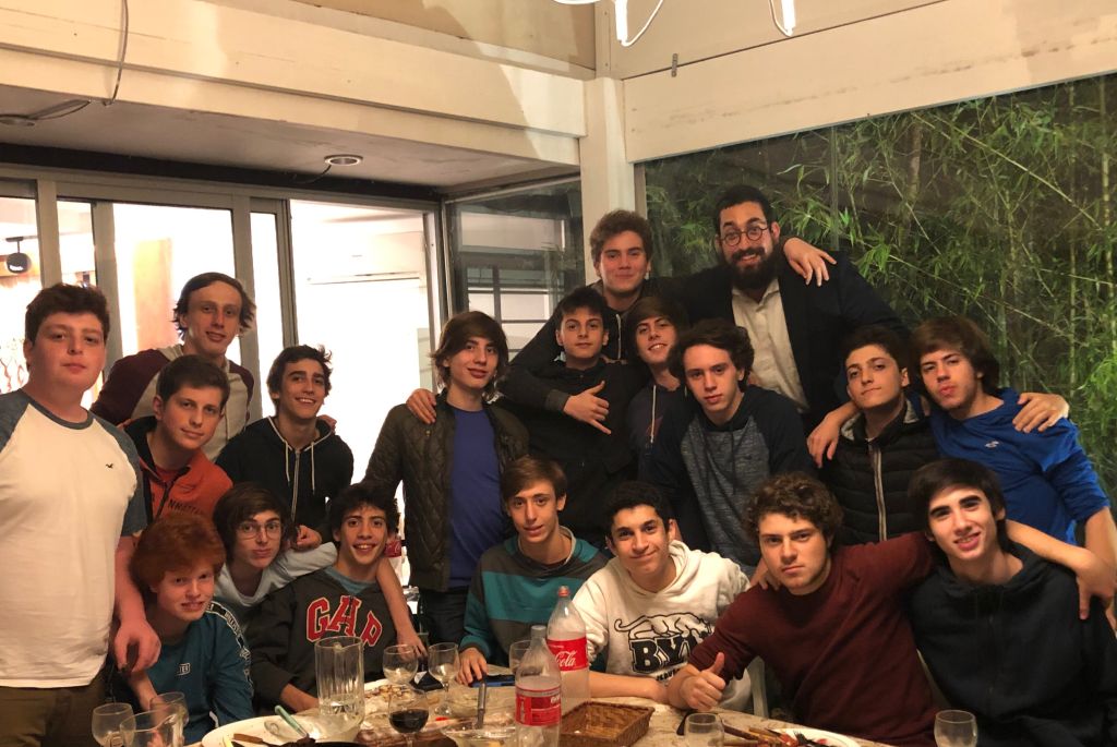 Mendy en una actividad comunitaria en Jabad con jóvenes Mendy en una actividad comunitaria en Jabad con jóvenes
