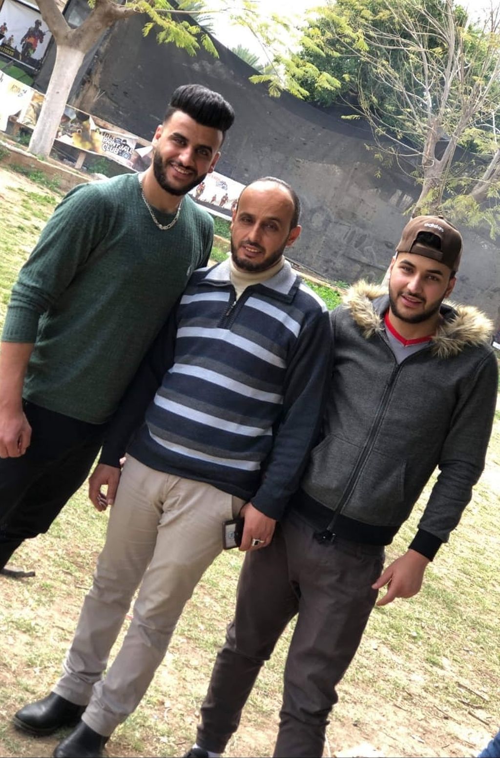 Sufian con sus dos hijos Hamdi y Slam, en uan foto familiar fuera de la fábrica