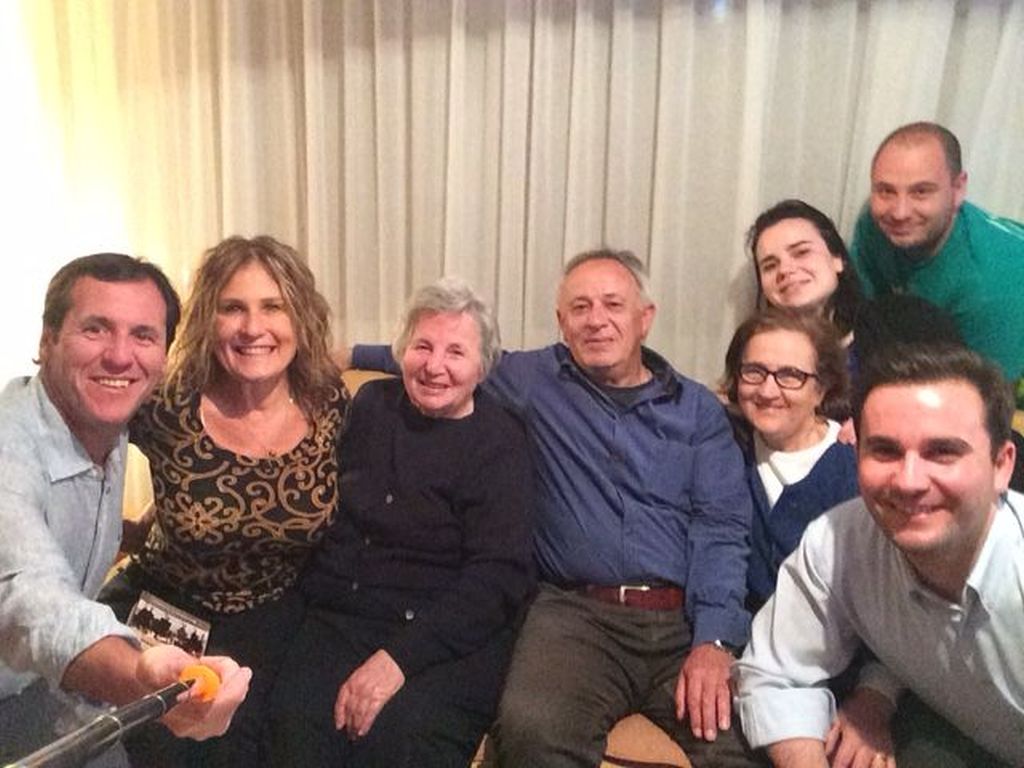 Leke y su familia con Dinah Spitalnik y Daniel Fraenkel en Kosovo
