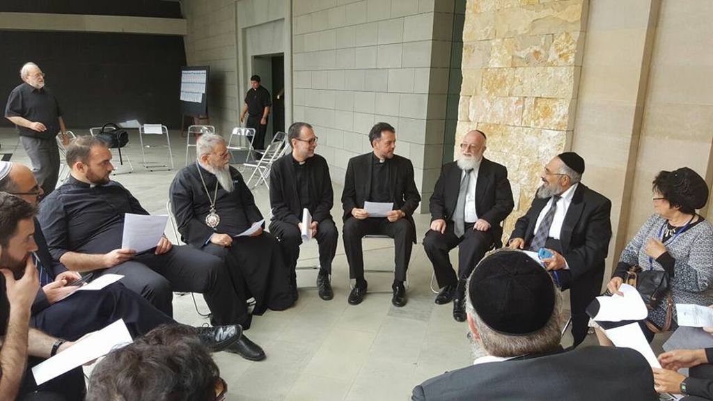 Rabinos y sacerdotes dialogando en el marco de una actividad del Camino Neocatecumenal