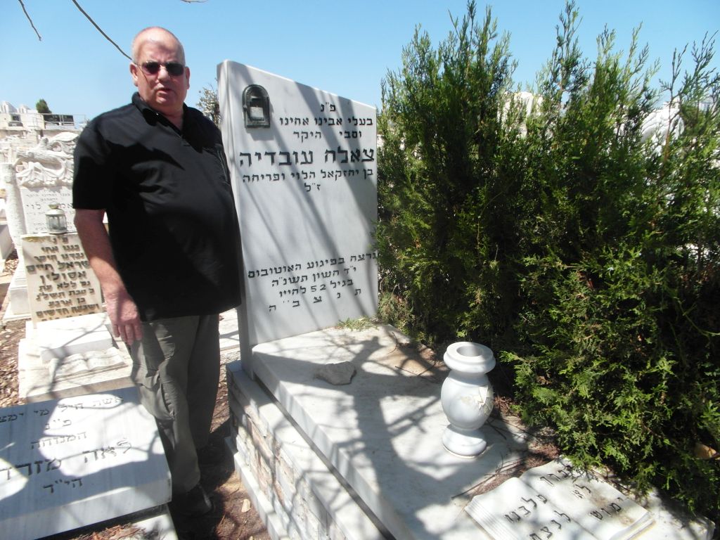 Igal Shajar junto a la tumba de su amigo y colega Salah Ovadia