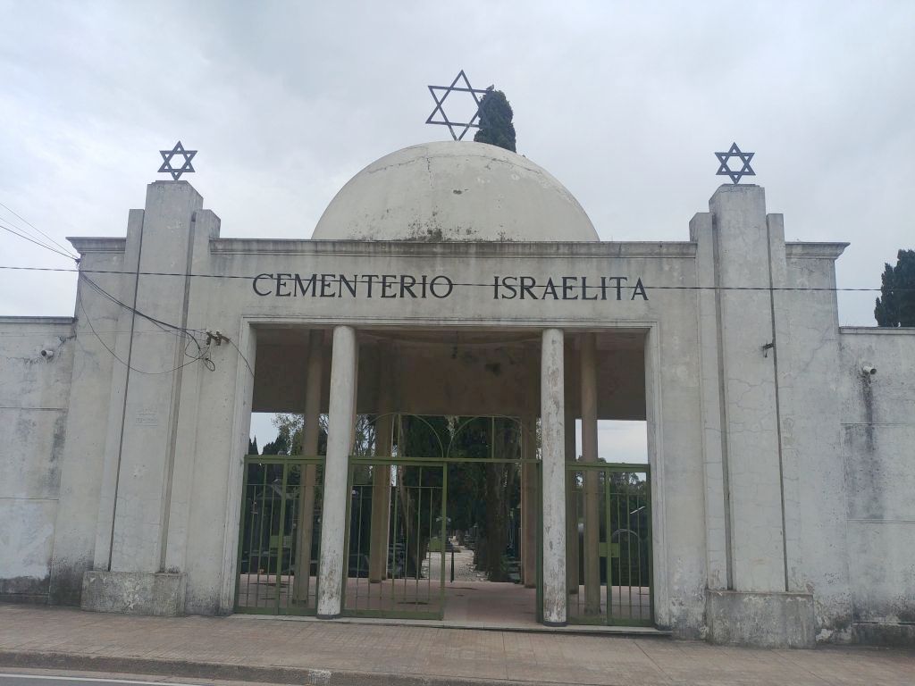 La entrada a la parte vieja del cementerio en La Paz