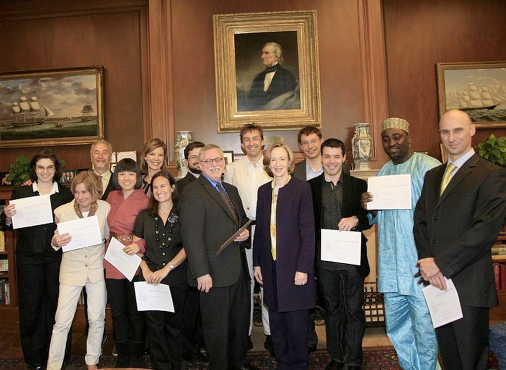 En 2010, entrega de diplomas a cargo de la presidenta del MIT Susan Hockfield junto al grupo internacional de becarios Knight 2009/2010 en periodismo científico.