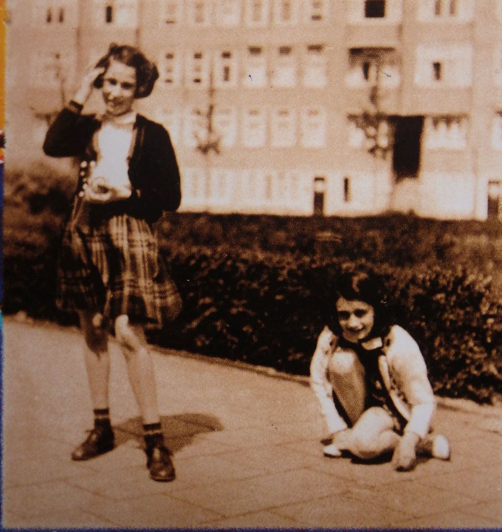 Ana Frank  jugando con Hanna, en Amsterdam