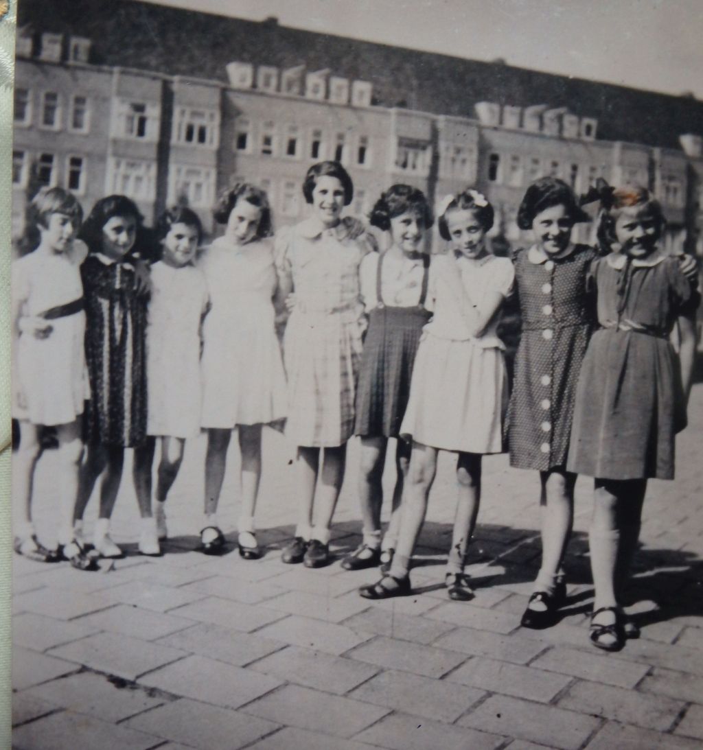 Las dos amigas, juntas, como siempre, con otras compañeras. Ana Frank, segunda a la izquierda. Hanna, cuarta.