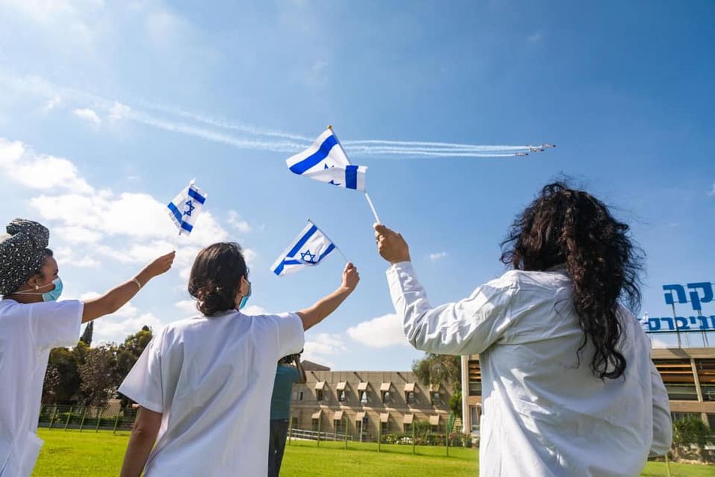 Aviones sobrevolando el hospital Soroka de Beer Sheba (foto: Dover Tzahal)