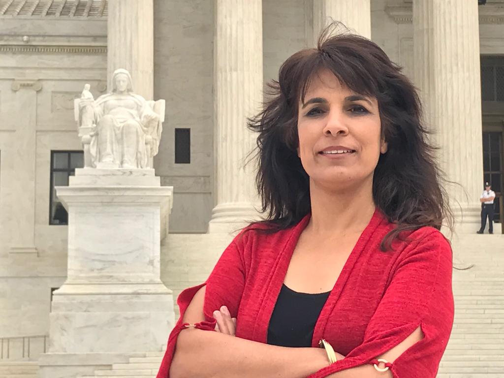 Nitzana Darshan-Leitner junto a la Suprema Corte de Justicia en Estados Unidos