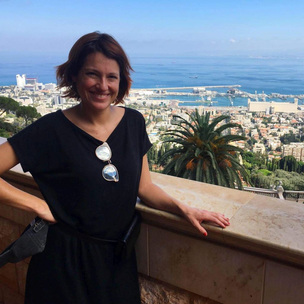 De fondo, la bahía de Haifa De fondo, la bahía de Haifa