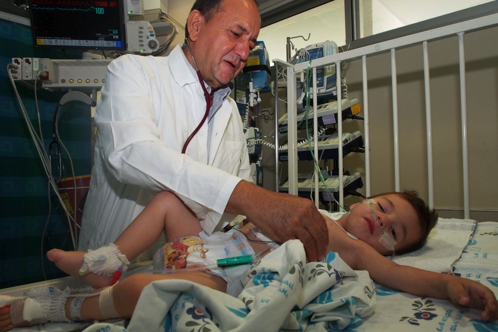 El Dr. Sion Huri y el peque&ntilde;o Wisam de Sinjar
