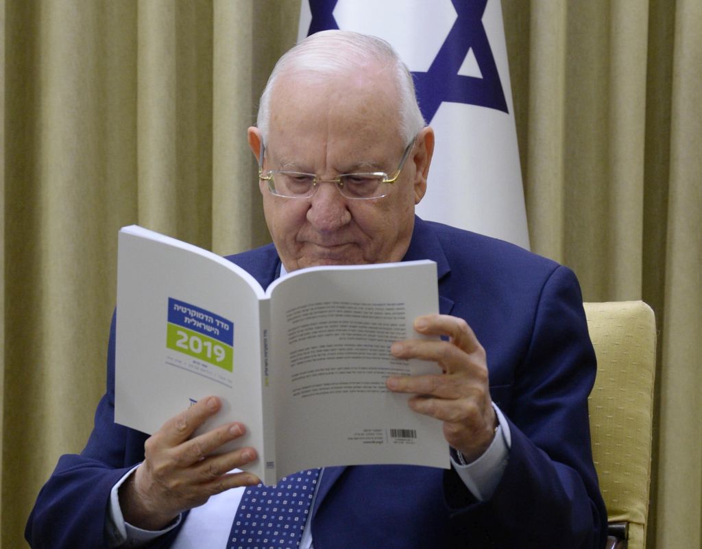 Rivlin, con el informe del Instituto Israelí de Democracia Rivlin, con el informe del Instituto Israelí de Democracia