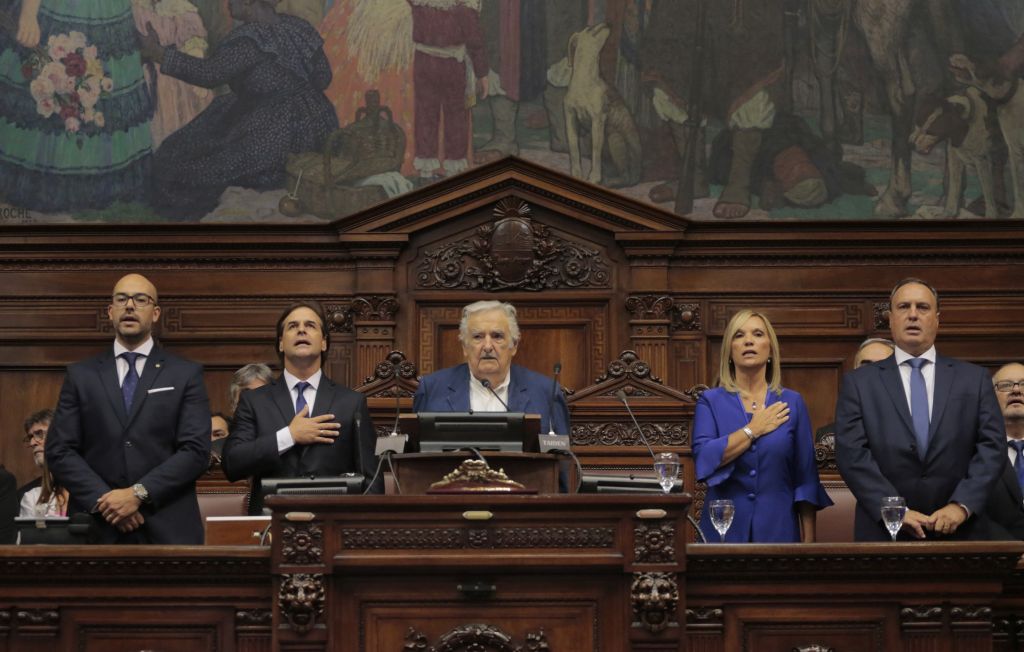 El Presidente y su Vicepresidenta. En el medio. Mujica.