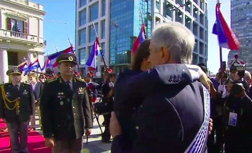 El abrazo entre Lacalle Pou y Tabar&eacute;, al llegar el nuevo Presidente a la Plaza Independencia 