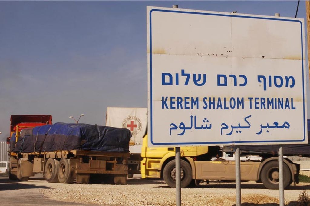 Camiones con mercadería pasan por Kerem Shalom en camino a Gaza (Foto: COGAT)