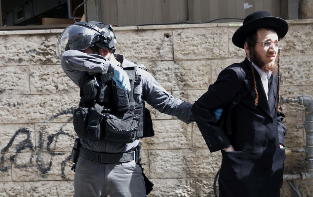 Frenando a los extremistas en Mea Shearim (Foto: Ariel Jerozolimski) Frenando a los extremistas en Mea Shearim (Foto: Ariel Jerozolimski)