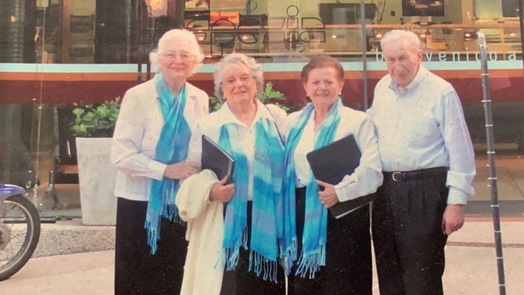 Con compañeros del coro de idish Con compañeros del coro de idish