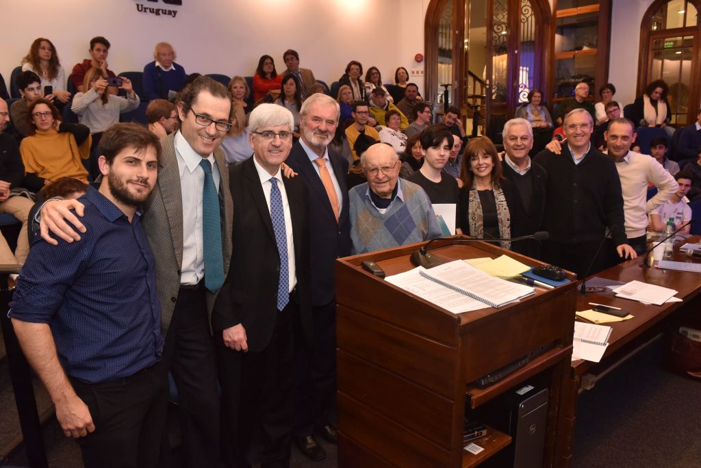 Bruno Ortiz, ya finalizado el certamen del a&ntilde;o pasado. A su derecha, los tres miembros del jurado, la Profesora Ana Ribeiro, el periodista Ramiro Rodr&iacute;guez Villamil y el Ing. Roberto Cyjon, junto a Mois&eacute;s Bergstein. A la izquierda de Bruno, Isaac Borojovich, Artur Brunner, el maestro de ceremonias Gabriel Goldman, Jon&aacute;s Bergstein y Nicol&aacute;s Was, coordinador del certamen.