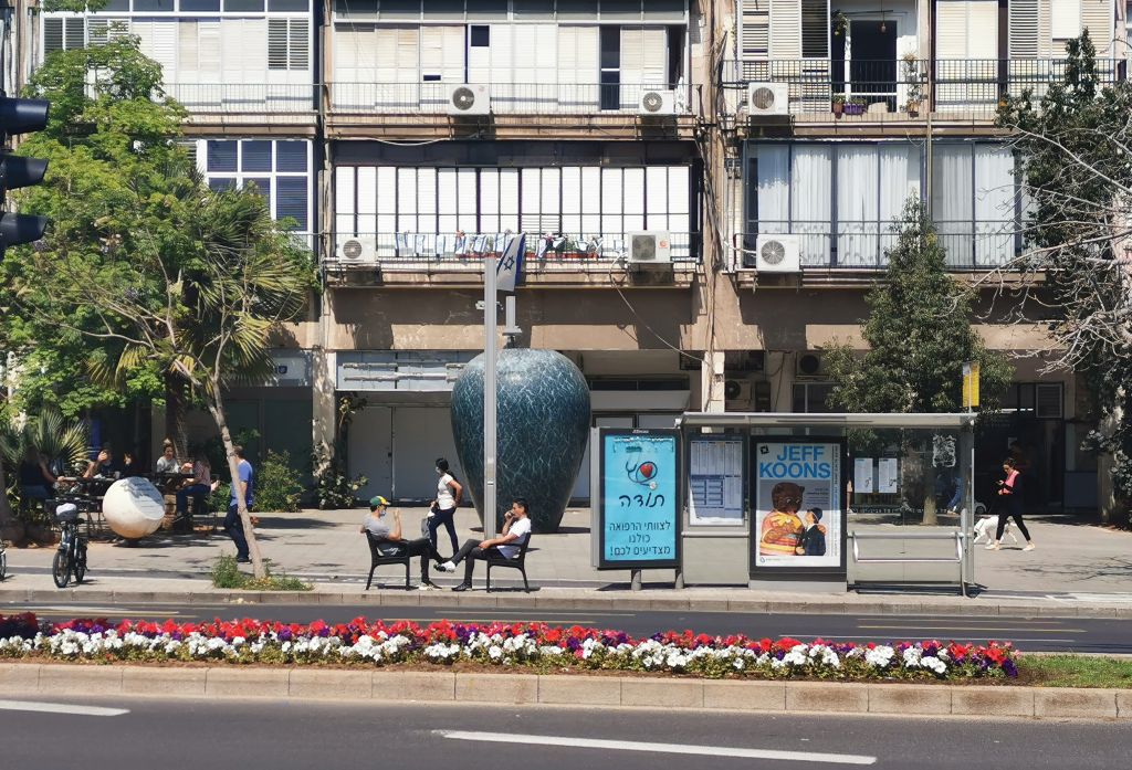 Fuera del encierro, pero con precauciones. ¿Habrá aquí 2 metros? Dos amigos conversando, a cierta distancia, en la calle Ibn Gvirol de Tel Aviv.
